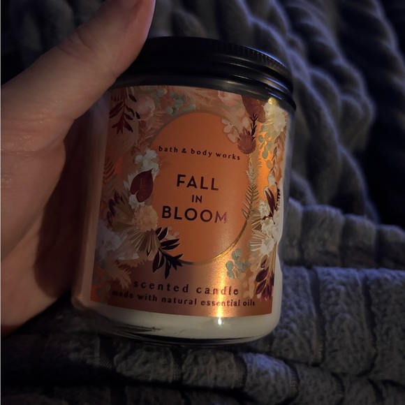 Bath & Body Works Fall in Bloom Scented Candle Lit For 15 Minutes - Picture 1 of 3
